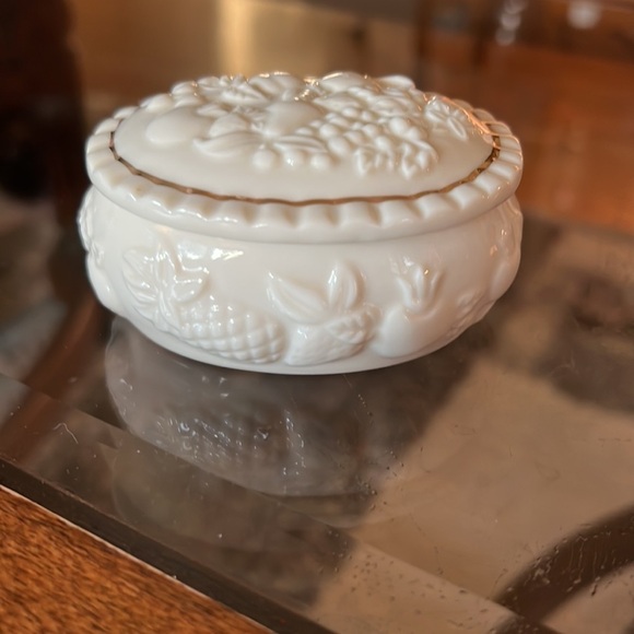 𝅺LENOX porcelain oval trinket box - Picture 3 of 7